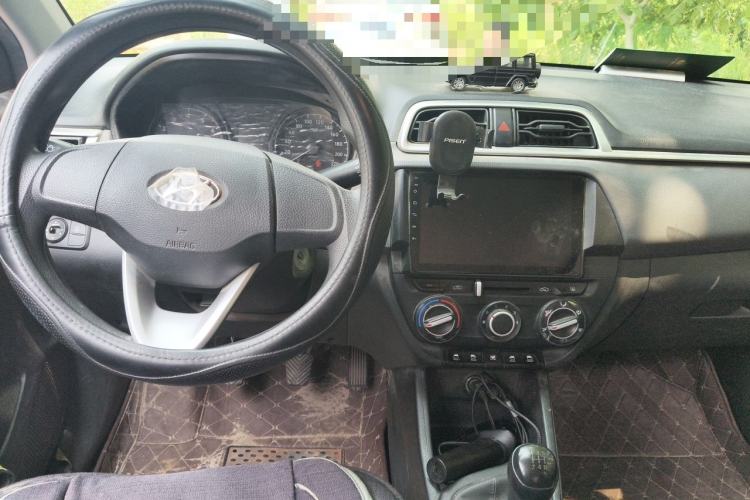 Used Hyundai Verna (older generation) 2017 1.4L Manual Refreshed Version China VI Standard Center Console