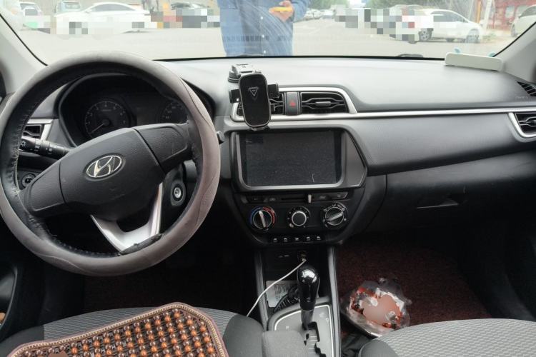 Used Hyundai Verna (older generation) 2017 1.4L Automatic YueXiang Edition China V-standard Center Console