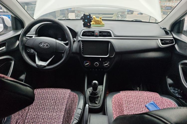 Used Hyundai Verna (older generation) 2017 1.4L Manual Refreshed Version China V Standard Center Console