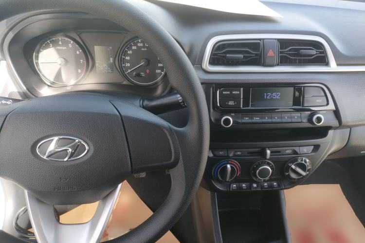 Used Hyundai Verna (older generation) 2017 1.4L Manual Colorful Skyroof Version China V Standard Center Console