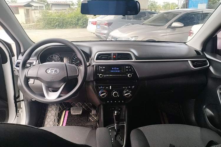 Used Hyundai Verna (older generation) 2017 1.4L Automatic YueXiang Edition China VI Standard Center Console
