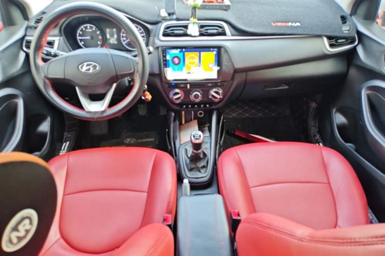 Used Hyundai Verna (older generation) 2017 1.4L Manual Colorful Skyroof Version China VI Standard Center Console