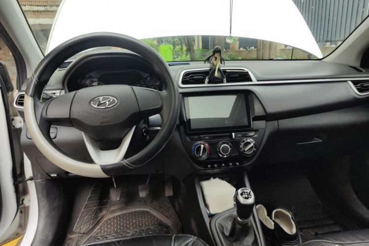 Used Hyundai Verna (older generation) 2017 1.4L Manual Colorful Skyroof Version China V Standard Center Console