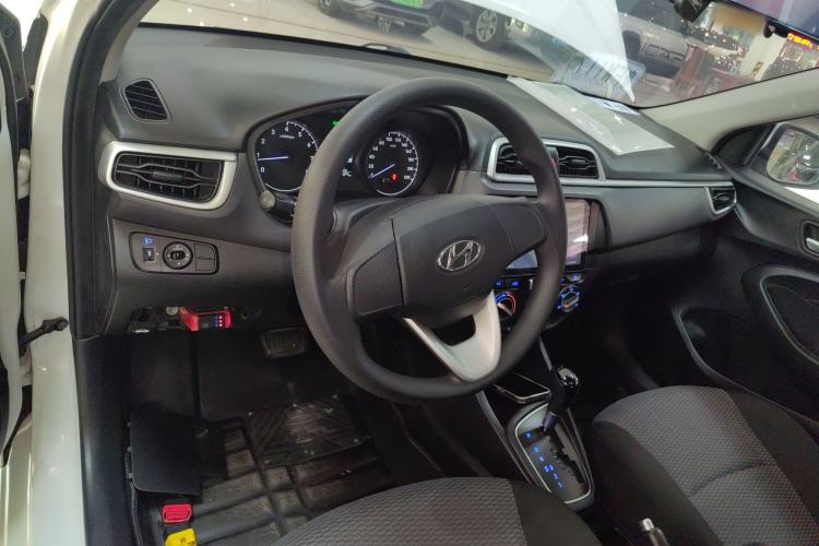 Used Hyundai Verna (older generation) 2017 1.4L Automatic YueXiang Edition China V-standard Center Console