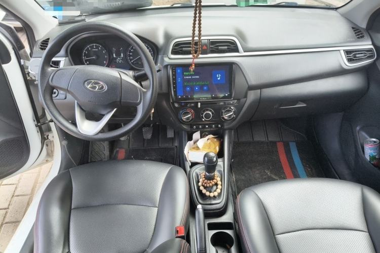 Used Hyundai Verna (older generation) 2017 1.4L Manual Refreshed Version China VI Standard Center Console