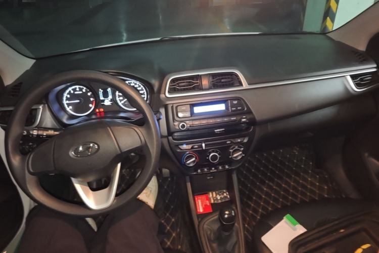 Used Hyundai Verna (older generation) 2017 1.4L Manual Refreshed Version China VI Standard Center Console