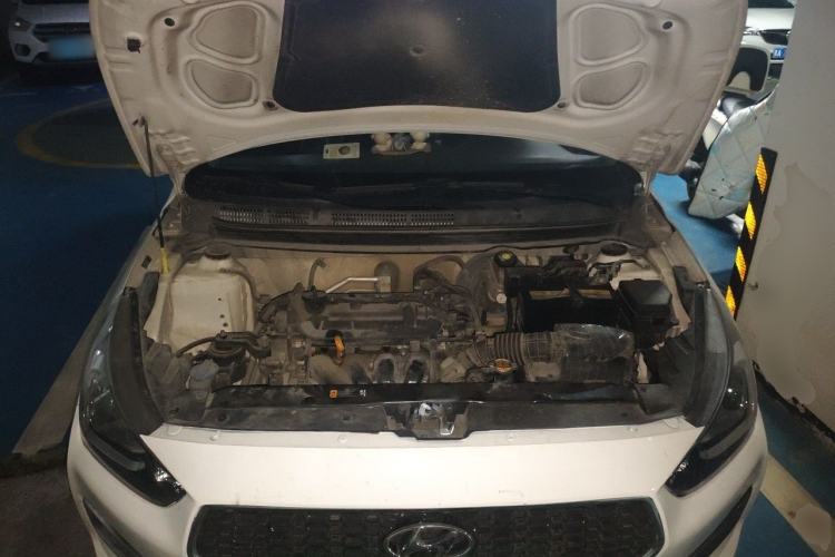 Used Hyundai Verna (older generation) 2017 1.4L Manual Colorful Skyroof Version China V Standard Engine Bay