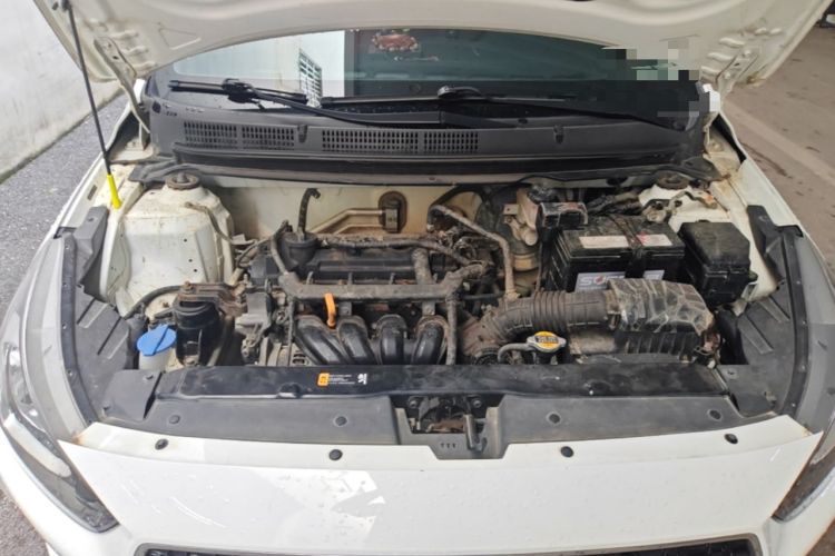 Used Hyundai Verna (older generation) 2017 1.4L Manual Colorful Skyroof Version China VI Standard Engine Bay
