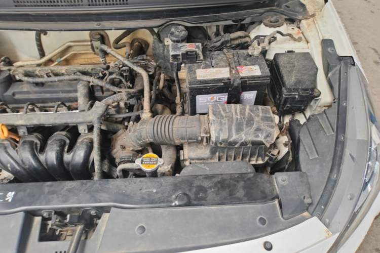 Used Hyundai Verna (older generation) 2017 1.4L Manual Colorful Skyroof Version China VI Standard Engine Bay Left