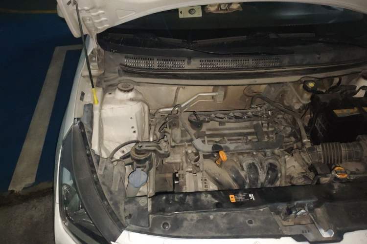 Used Hyundai Verna (older generation) 2017 1.4L Manual Colorful Skyroof Version China V Standard Engine Bay Right