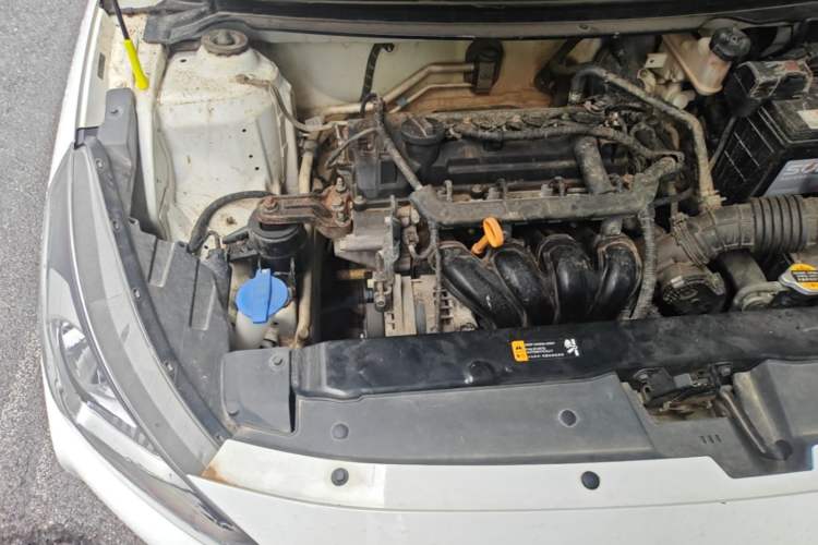 Used Hyundai Verna (older generation) 2017 1.4L Manual Colorful Skyroof Version China VI Standard Engine Bay Right