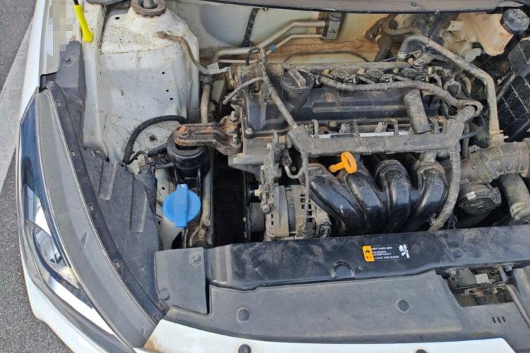 Used Hyundai Verna (older generation) 2017 1.4L Manual Colorful Skyroof Version China VI Standard Engine Bay Right