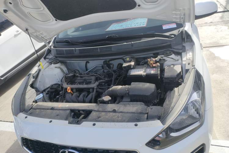 Used Hyundai Verna (older generation) 2017 1.4L Manual Colorful Skyroof Version China V Standard Engine Bay