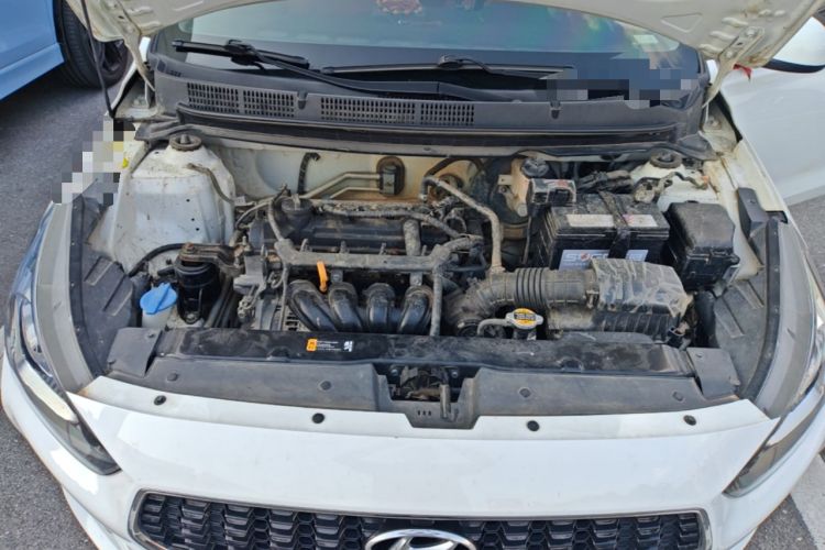 Used Hyundai Verna (older generation) 2017 1.4L Manual Colorful Skyroof Version China VI Standard Engine Bay