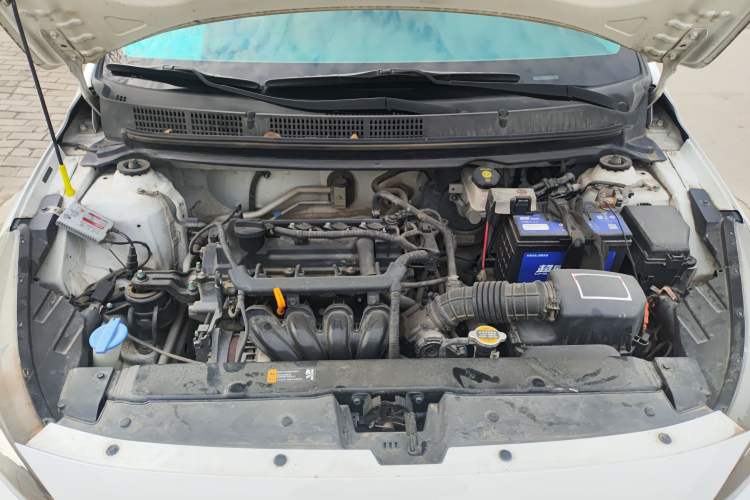 Used Hyundai Verna (older generation) 2017 1.4L Manual Colorful Skyroof Version China V Standard Engine Bay