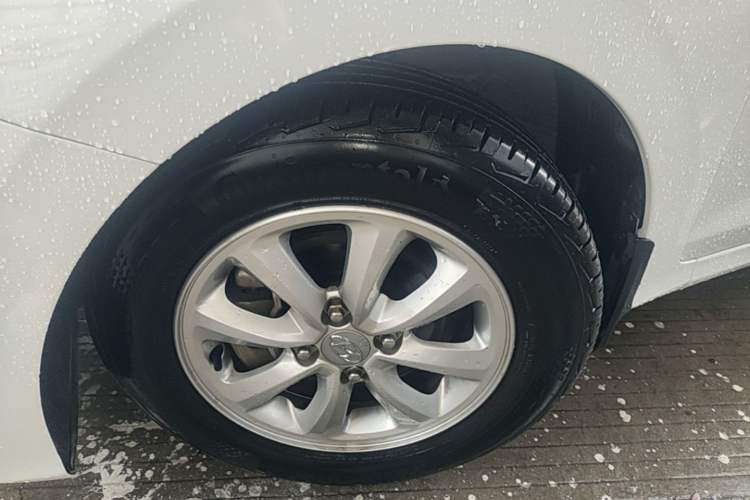 Used Hyundai Verna (older generation) 2017 1.4L Manual Colorful Skyroof Version China V Standard Exterior 4