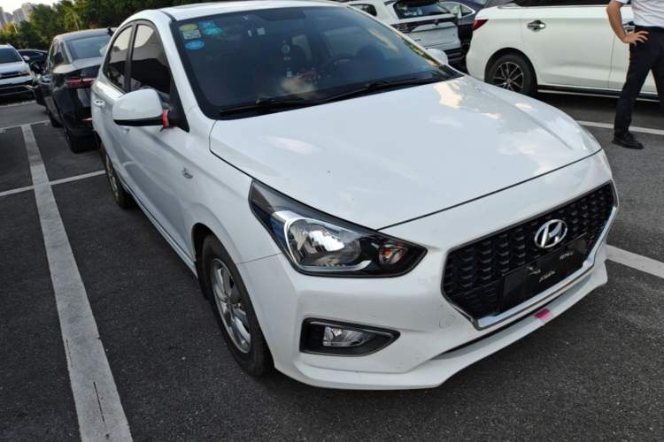 Used Hyundai Verna (older generation) 2017 1.4L Manual Colorful Skyroof Version China VI Standard Front Right 45 Deg