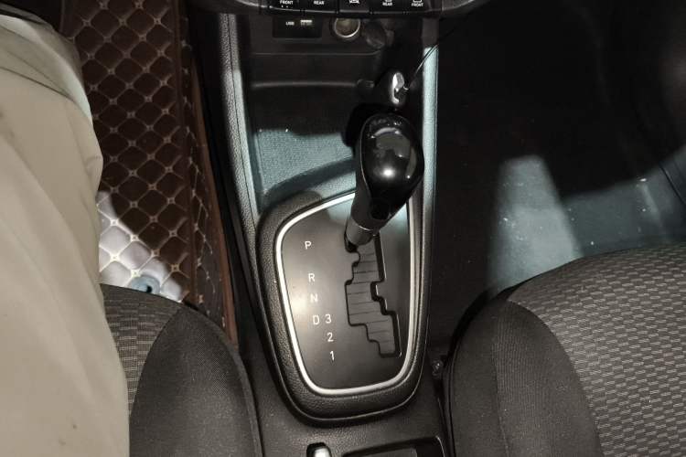 Used Hyundai Verna (older generation) 2017 1.4L Automatic YueXiang Edition China VI Standard Gear Lever