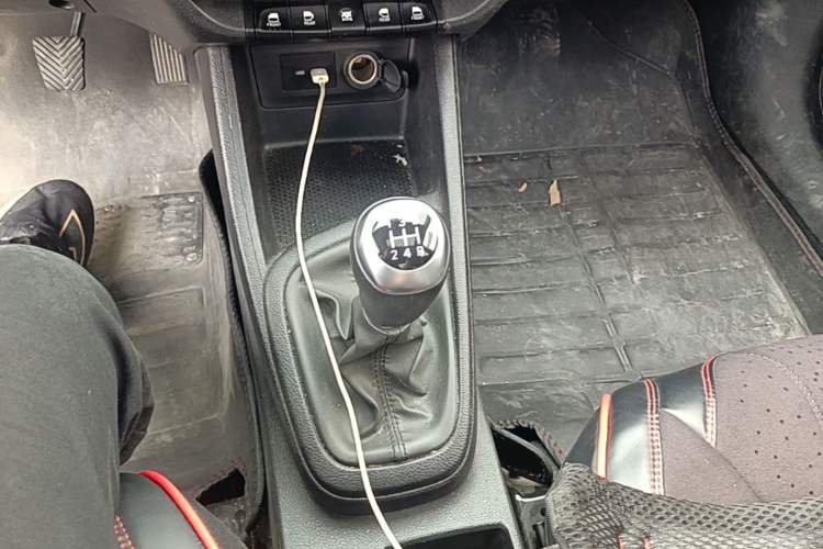 Used Hyundai Verna (older generation) 2017 1.4L Manual Colorful Skyroof Version China V Standard Gear Lever