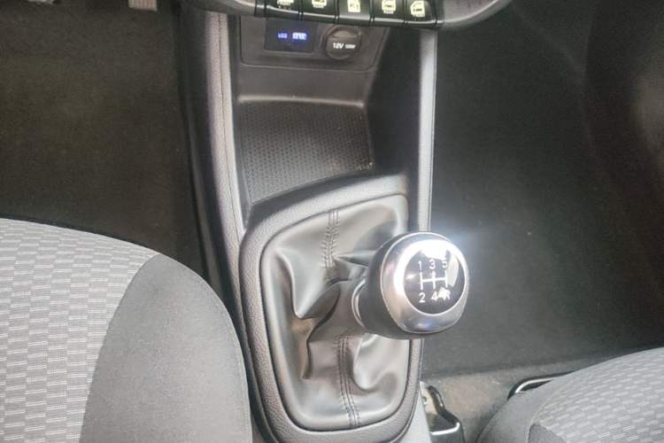 Used Hyundai Verna (older generation) 2017 1.4L Manual Colorful Skyroof Version China V Standard Gear Lever