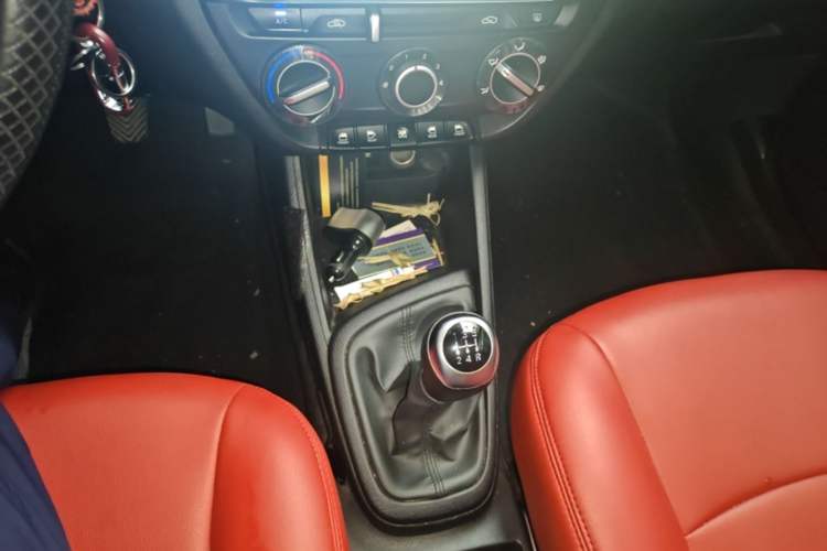 Used Hyundai Verna (older generation) 2017 1.4L Manual Colorful Skyroof Version China VI Standard Gear Lever