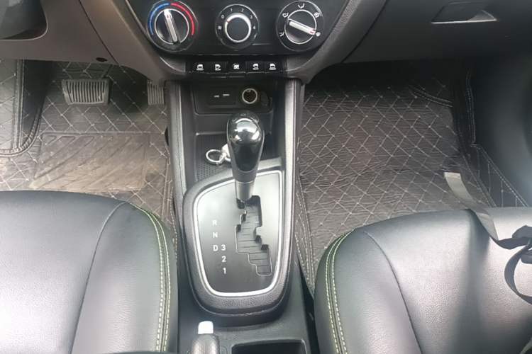 Used Hyundai Verna (older generation) 2017 1.4L Automatic YueXiang Edition China V-standard Gear Lever