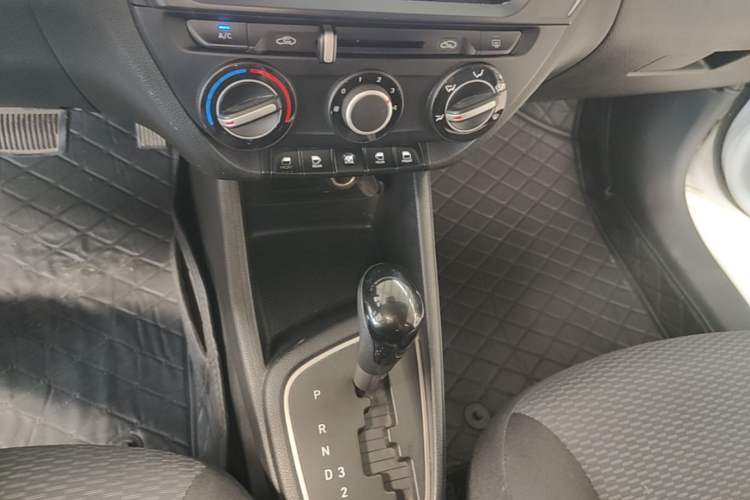 Used Hyundai Verna (older generation) 2017 1.4L Automatic YueXiang Edition China V-standard Gear Lever