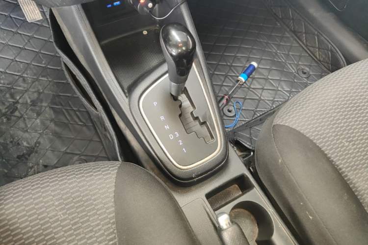 Used Hyundai Verna (older generation) 2017 1.4L Automatic YueXiang Edition China V-standard Gear Lever