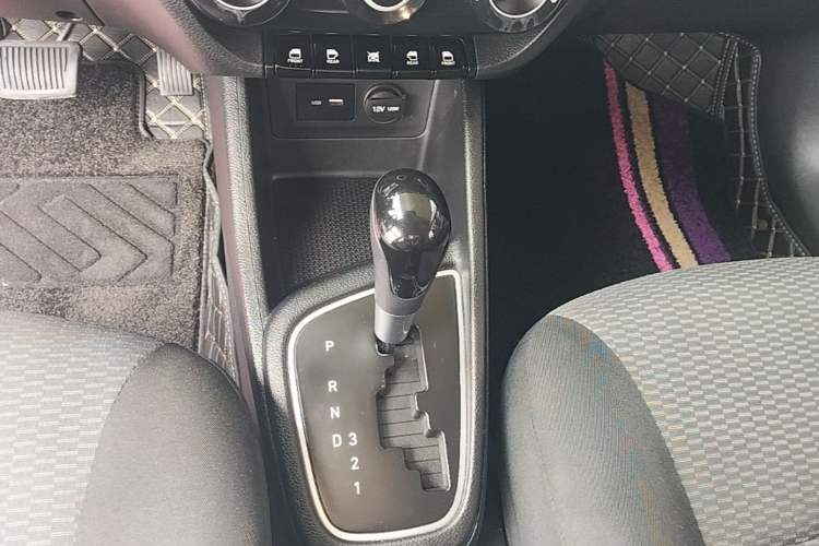 Used Hyundai Verna (older generation) 2017 1.4L Automatic YueXiang Edition China VI Standard Gear Lever