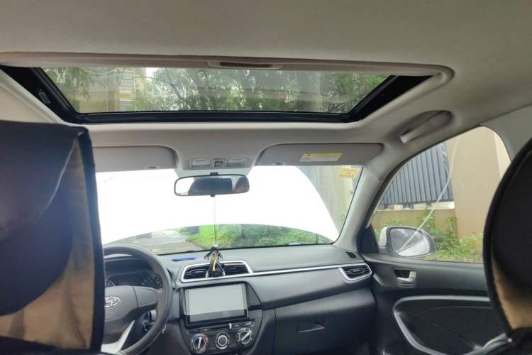 Used Hyundai Verna (older generation) 2017 1.4L Manual Colorful Skyroof Version China V Standard Headliner