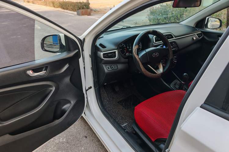 Used Hyundai Verna (older generation) 2017 1.4L Manual Refreshed Version China VI Standard Interior 1