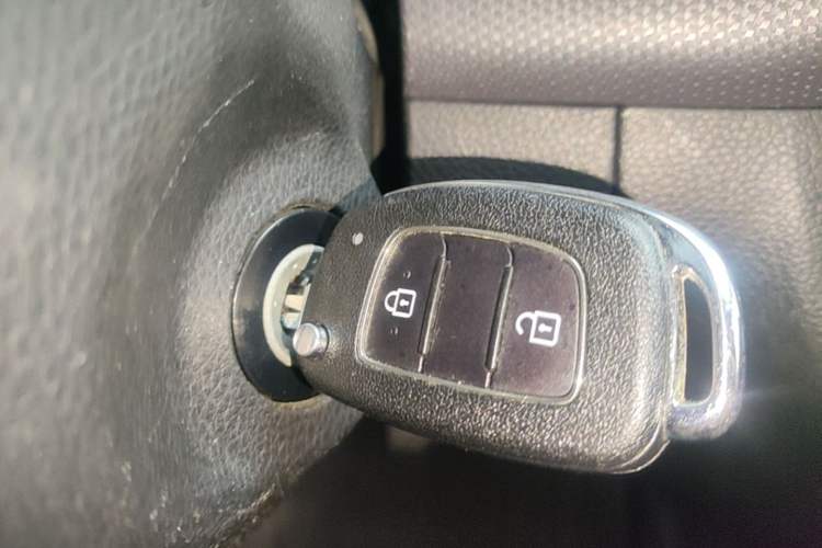 Used Hyundai Verna (older generation) 2017 1.4L Manual Colorful Skyroof Version China V Standard Interior 1