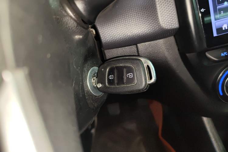 Used Hyundai Verna (older generation) 2017 1.4L Manual Refreshed Version China V Standard Interior 1