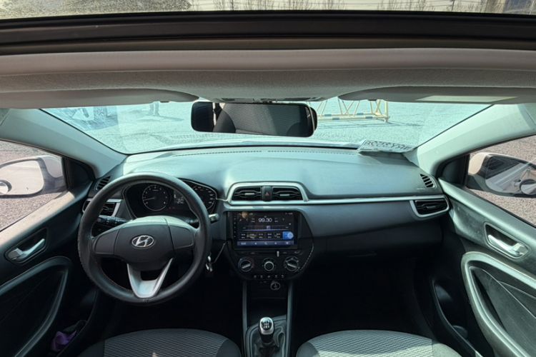 Used Hyundai Verna (older generation) 2017 1.4L Manual Colorful Skyroof Version China V Standard Interior 3