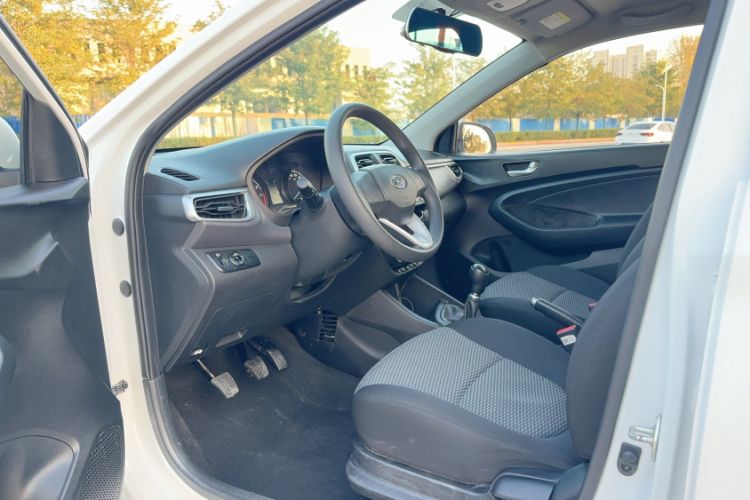 Used Hyundai Verna (older generation) 2017 1.4L Manual Refreshed Version China V Standard Interior 5