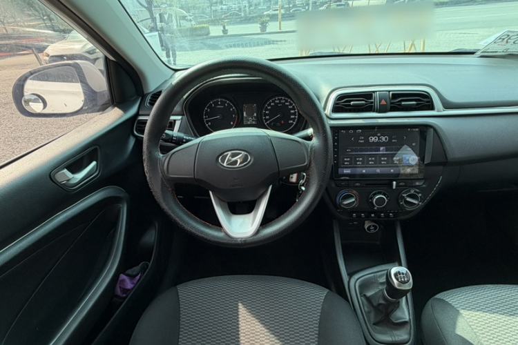 Used Hyundai Verna (older generation) 2017 1.4L Manual Colorful Skyroof Version China V Standard Interior 5