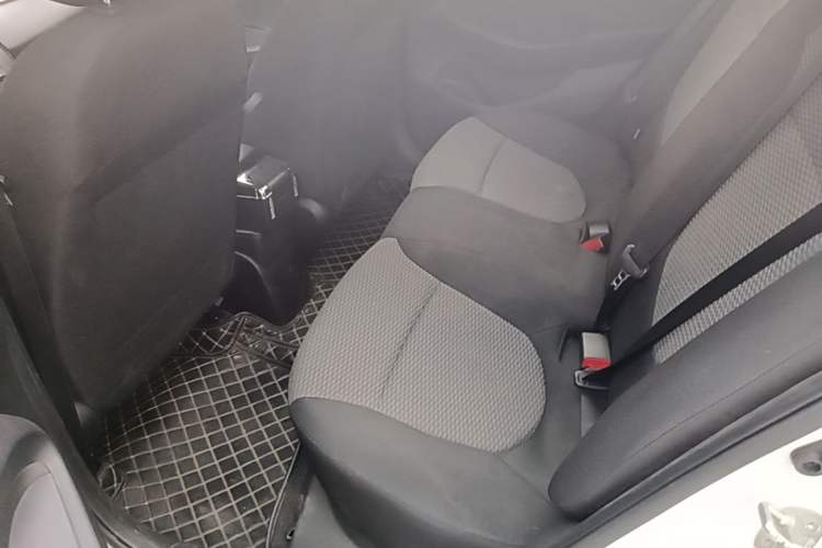 Used Hyundai Verna (older generation) 2017 1.4L Manual Refreshed Version China VI Standard Left Rear Seat