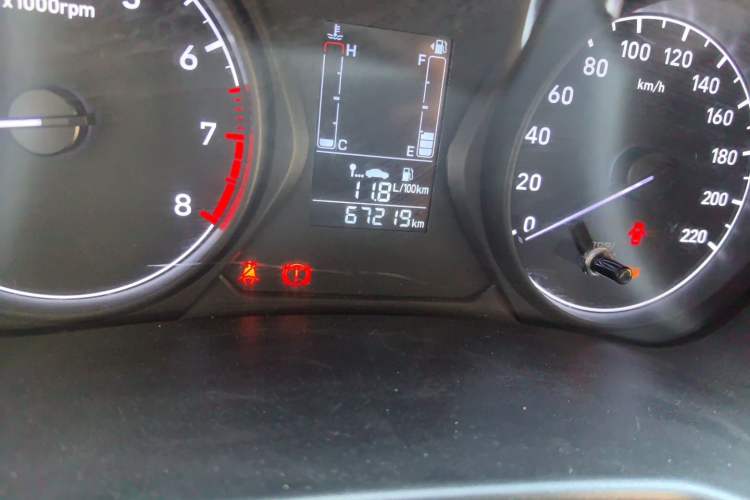 Used Hyundai Verna (older generation) 2017 1.4L Manual Refreshed Version China V Standard Odometer Close Up
