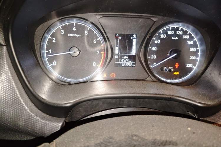 Used Hyundai Verna (older generation) 2017 1.4L Manual Colorful Skyroof Version China V Standard Odometer Close Up