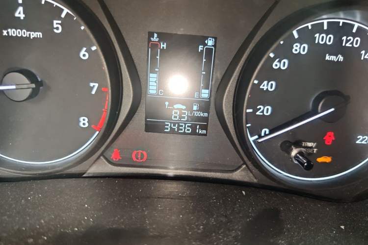 Used Hyundai Verna (older generation) 2017 1.4L Manual Huancailian Connected Version China V Standard Odometer Close Up