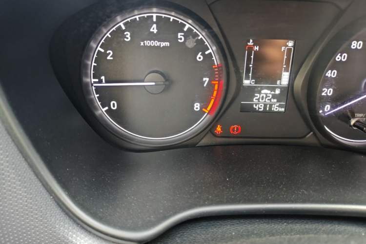 Used Hyundai Verna (older generation) 2017 1.4L Manual Colorful Skyroof Version China VI Standard Odometer Close Up