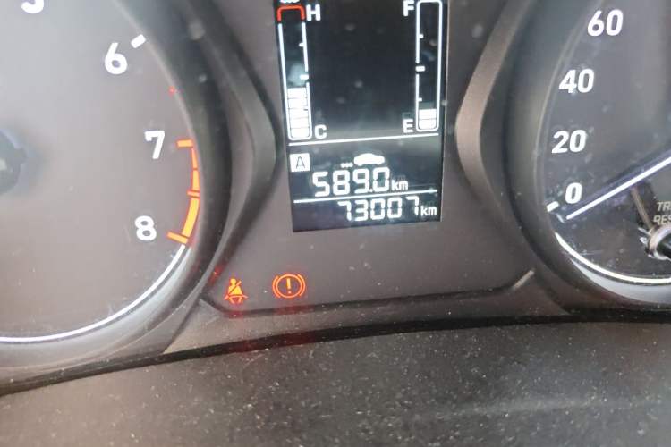 Used Hyundai Verna (older generation) 2017 1.4L Manual Huancai Connected Version China VI Odometer Close Up