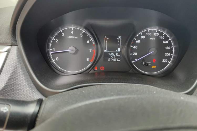 Used Hyundai Verna (older generation) 2017 1.4L Manual Colorful Skyroof Version China V Standard Odometer Close Up