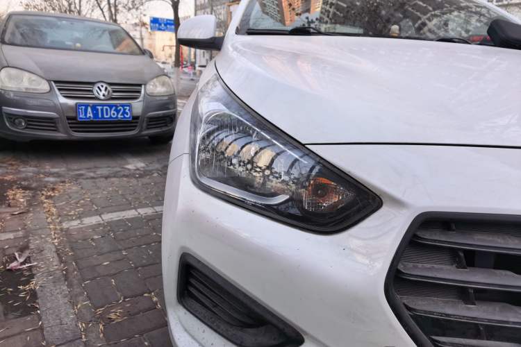 Used Hyundai Verna (older generation) 2017 1.4L Manual Refreshed Version China V Standard Right Front Headlight