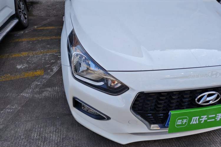Used Hyundai Verna (older generation) 2017 1.4L Manual Huancai Connected Version China VI Right Front Headlight