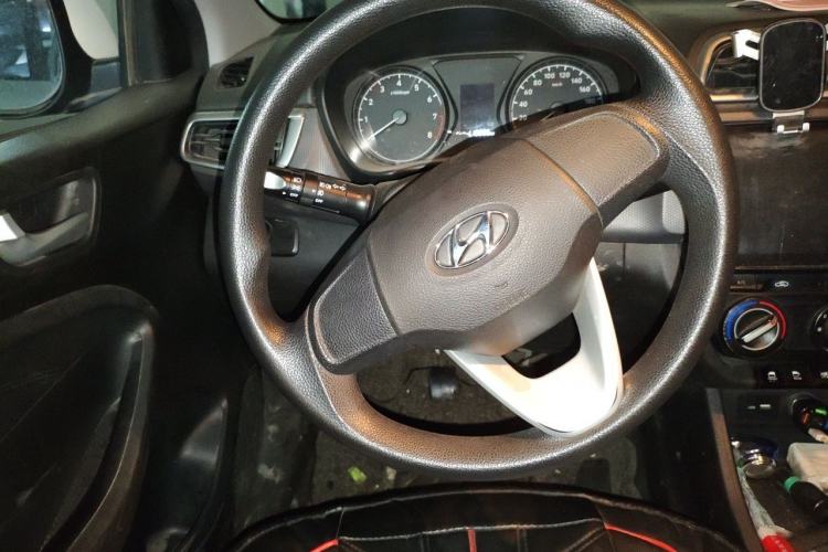 Used Hyundai Verna (older generation) 2017 1.4L Manual Colorful Skyroof Version China V Standard Steering Wheel