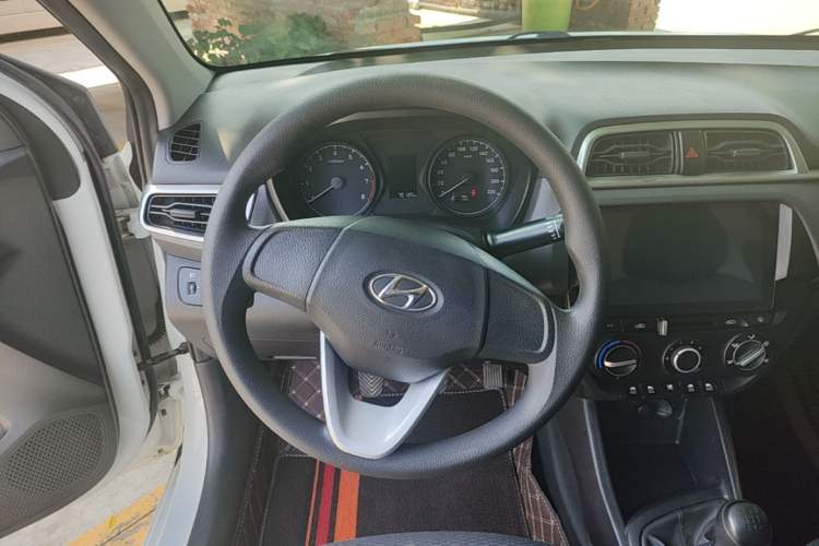 Used Hyundai Verna (older generation) 2017 1.4L Manual Refreshed Version China V Standard Steering Wheel