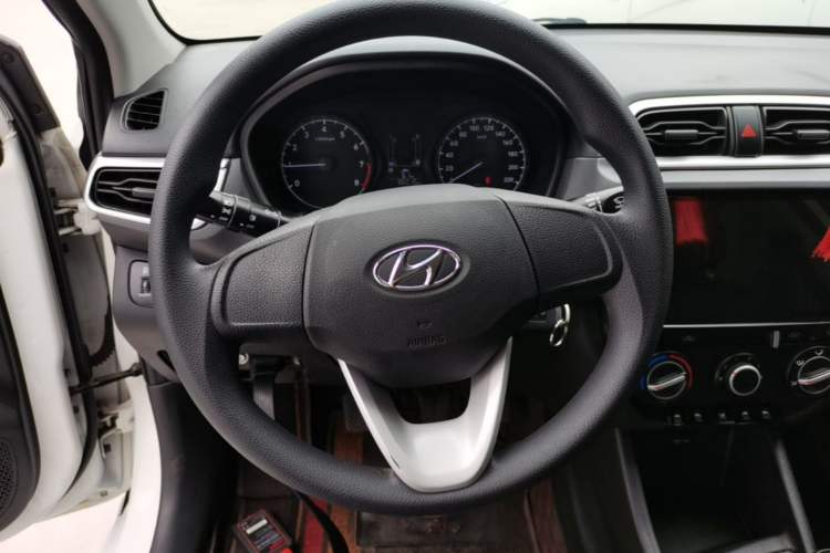 Used Hyundai Verna (older generation) 2017 1.4L Manual Refreshed Version China V Standard Steering Wheel