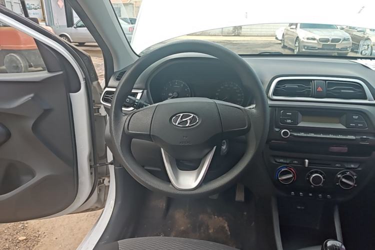 Used Hyundai Verna (older generation) 2017 1.4L Manual Refreshed Version China V Standard Steering Wheel