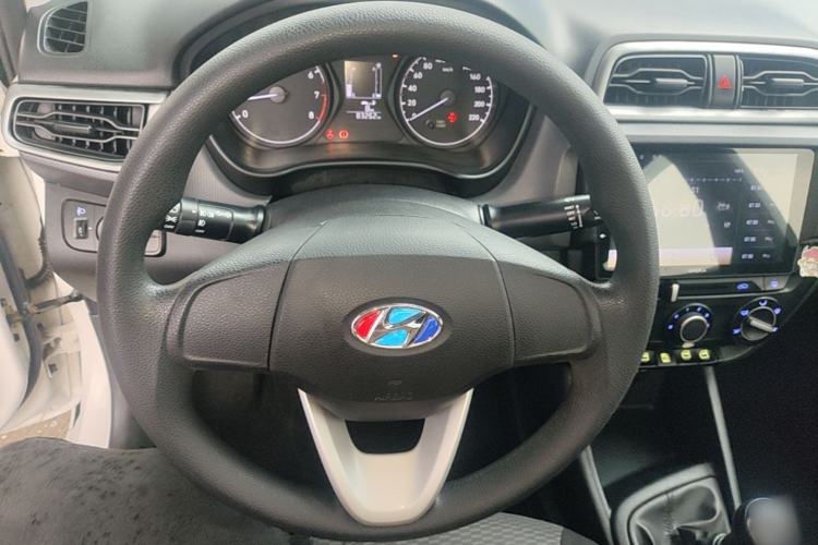 Used Hyundai Verna (older generation) 2017 1.4L Manual Colorful Skyroof Version China V Standard Steering Wheel